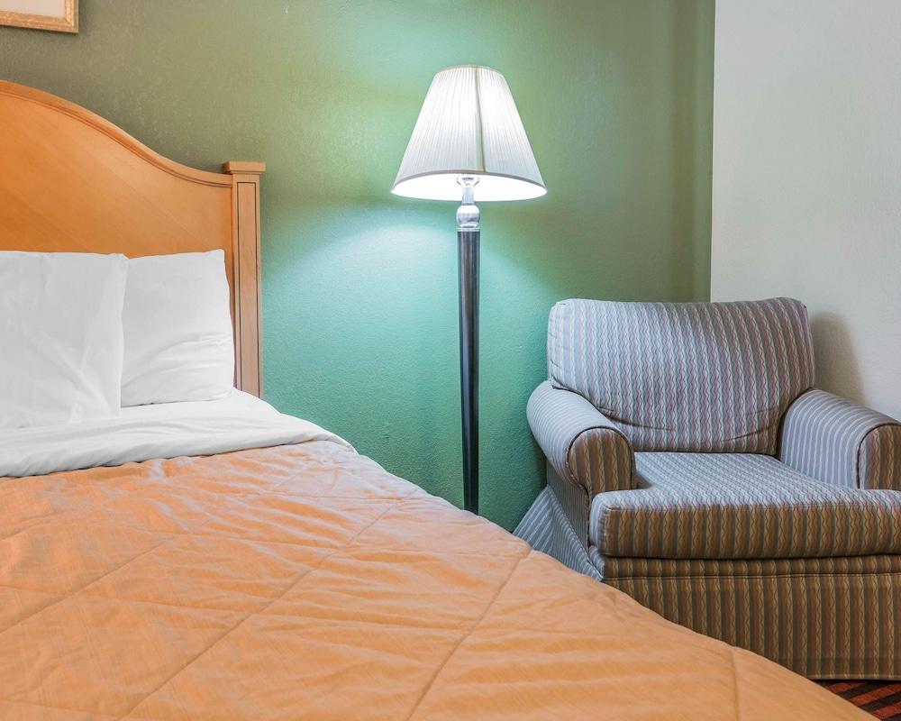 Rodeway Inn Coopersville Экстерьер фото