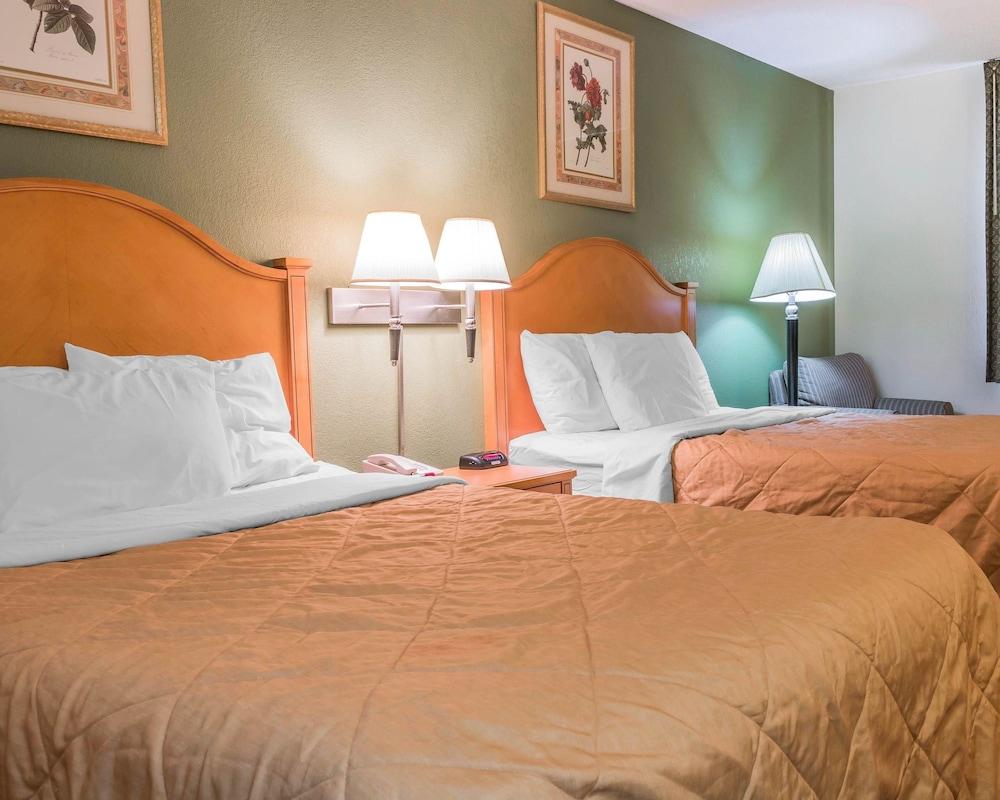 Rodeway Inn Coopersville Экстерьер фото