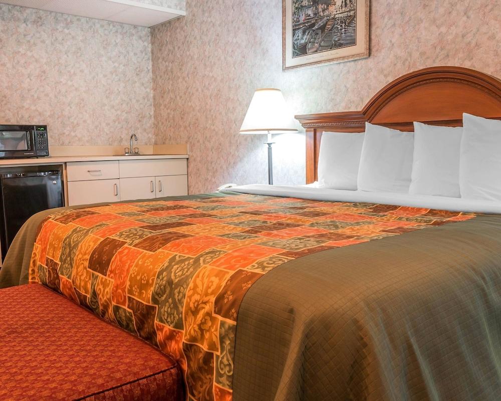 Rodeway Inn Coopersville Экстерьер фото
