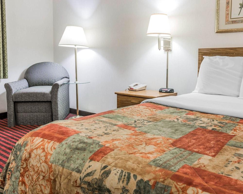Rodeway Inn Coopersville Экстерьер фото
