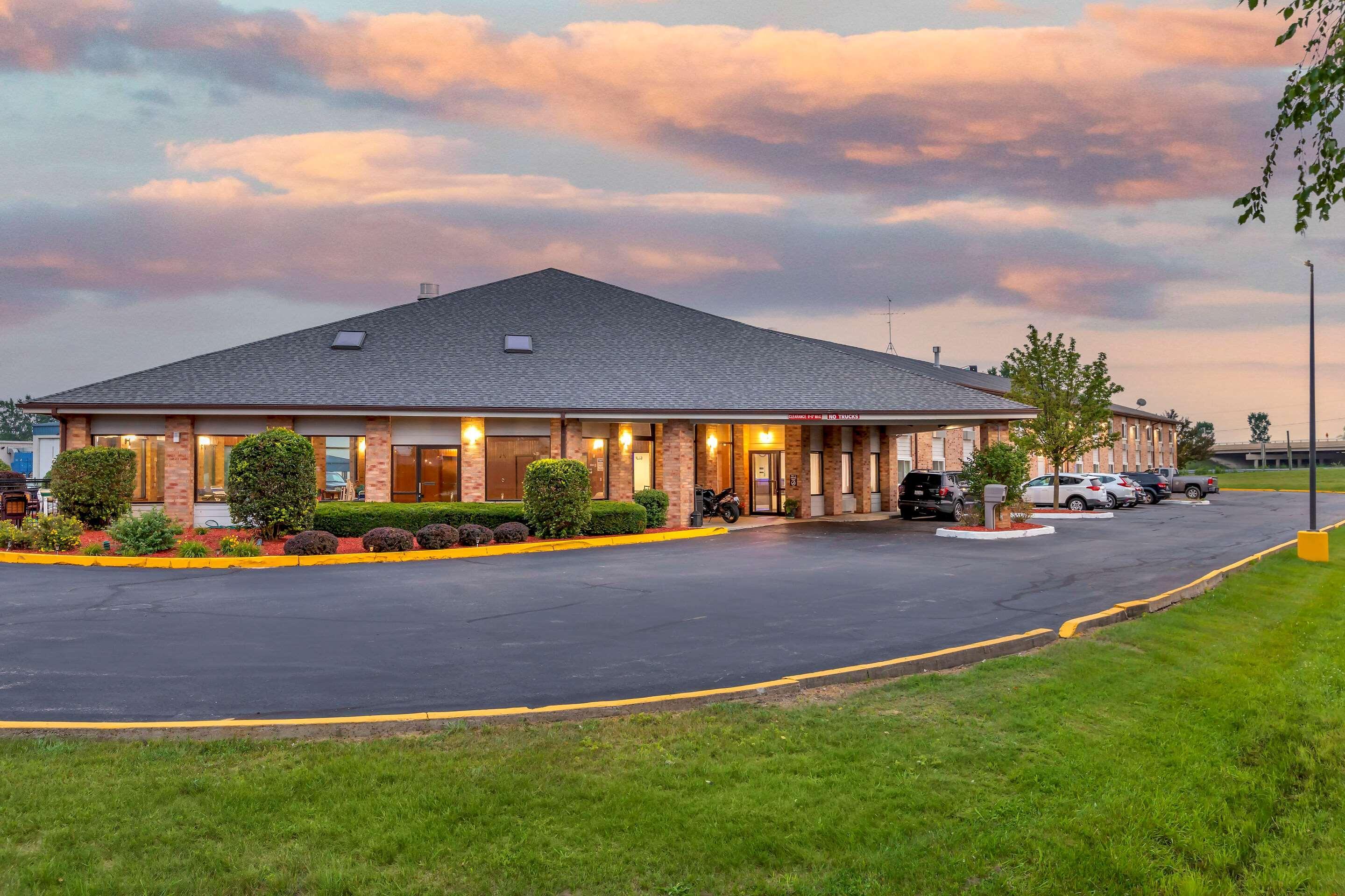 Rodeway Inn Coopersville Экстерьер фото
