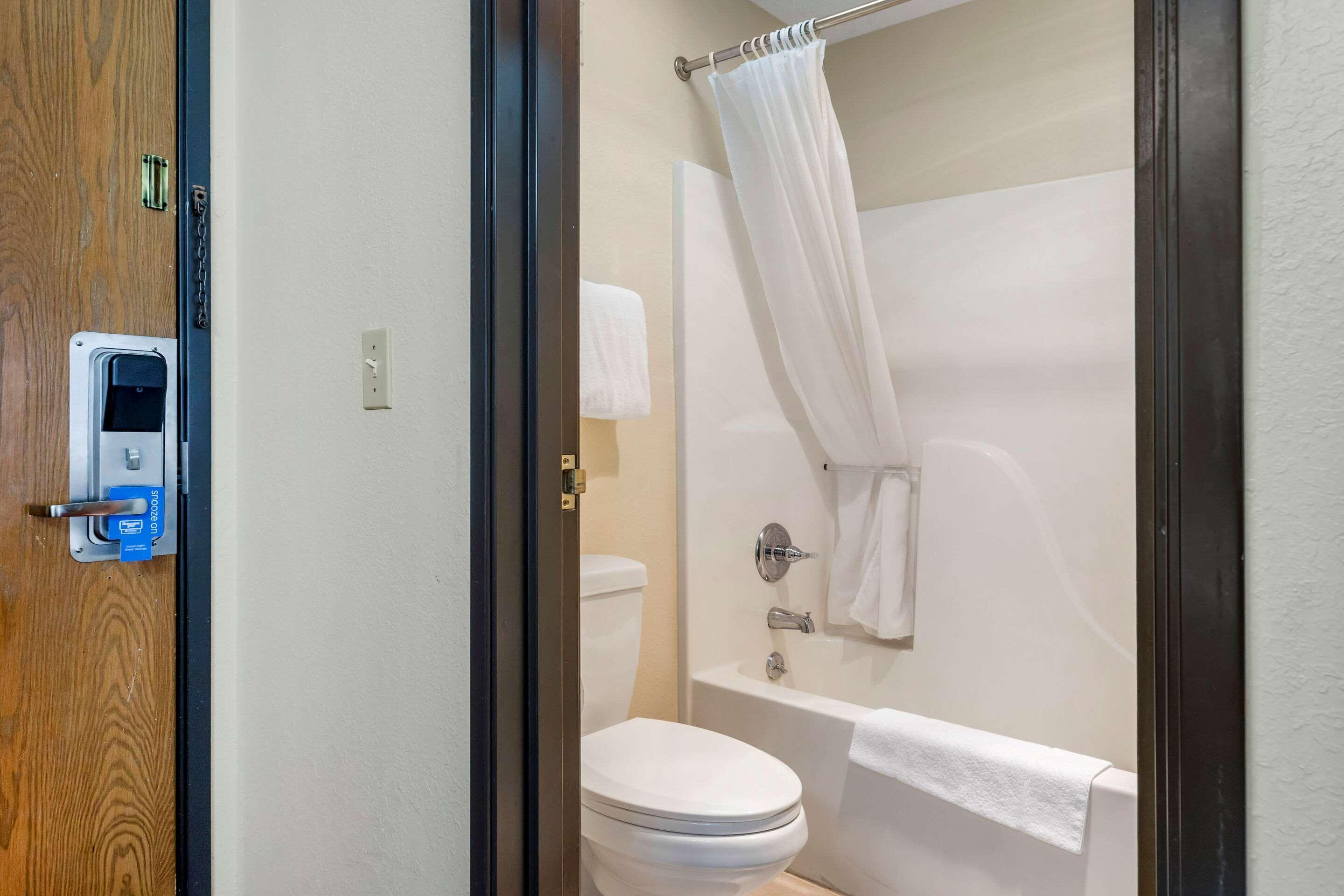 Rodeway Inn Coopersville Экстерьер фото
